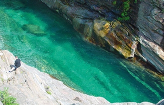 Ticino: la Valle Verzasca e le sue acque smeraldine 